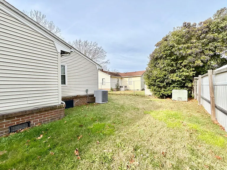 530 Louisa St — Photo 14