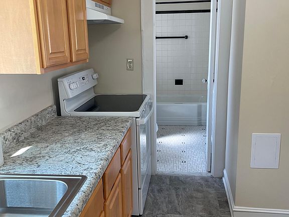 4th image of 1598 Richmond Ave #B