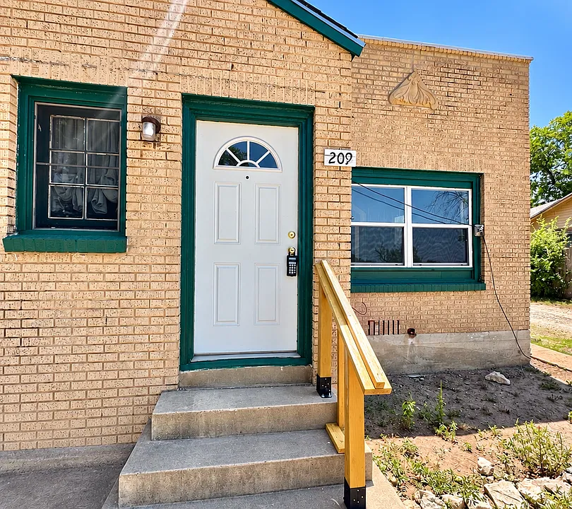 209 W Avenue A