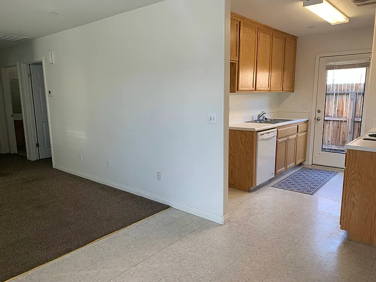 634 W Day Ave #B — Photo 2