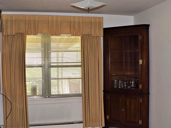 4th image of 302 Parkway St