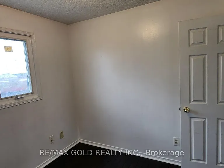 46 Kesteven Cres — Photo 4