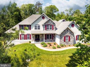9 Hidden Pond Dr, Reading, PA 19607