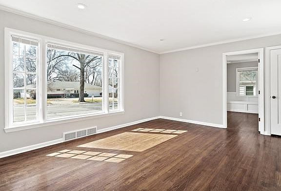 4th image of 1106 W 85th St