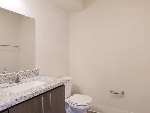 5th image of 410 NE Dekum St #402
