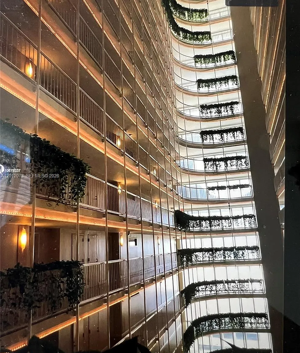 Venetia Condo — Photo 4