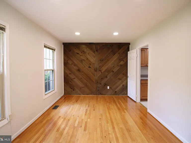 436 N Park Dr — Photo 16