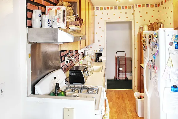 Sold by Thomas Lipovetsky, LREB | media 29