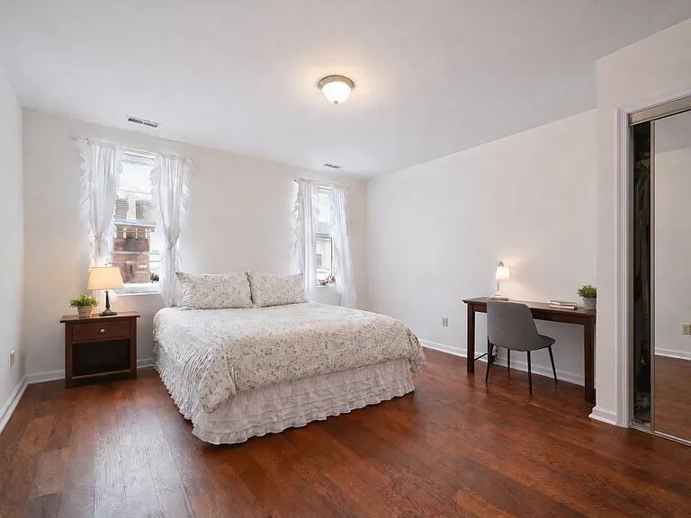 1521 Fontain St — Photo 2
