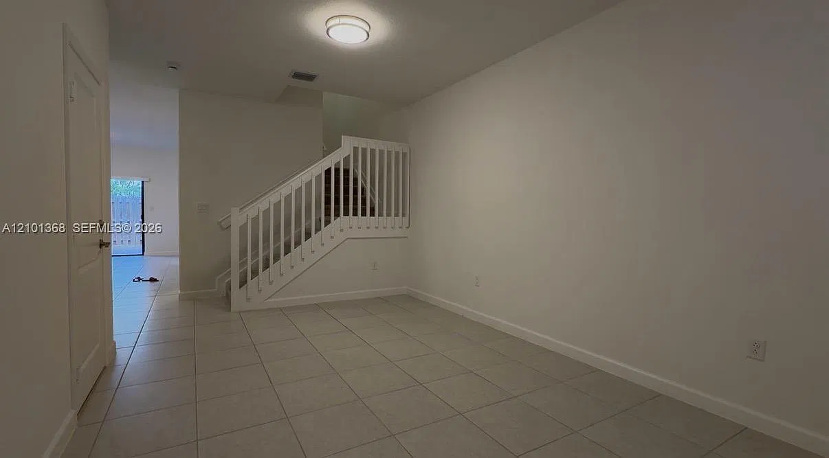3 bed, 2.5 bath, 1695 sqft, $3,050 — Photo 2