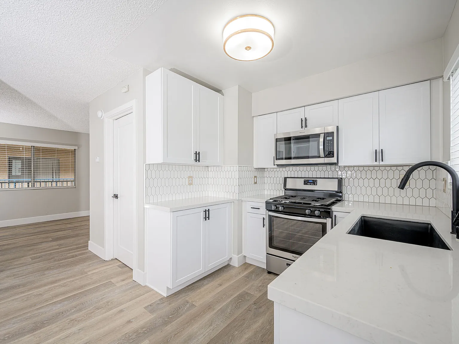 535 Hobart — Photo 2