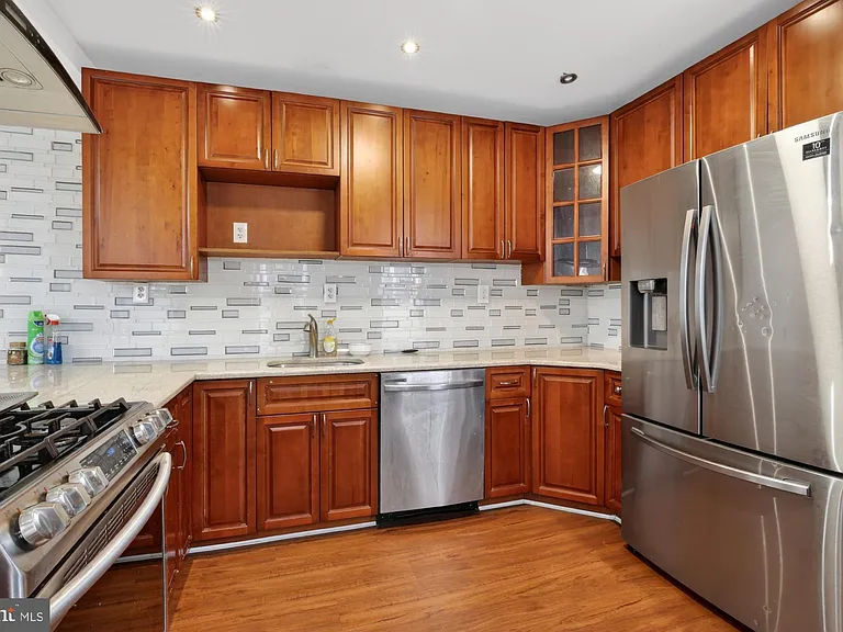 2319 E Somerset St — Photo 1