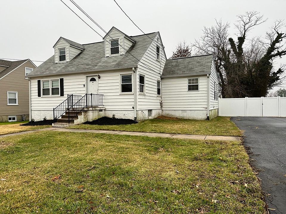 4 Bedroom 2 Full Bath with 2 bedrooms on the main level!