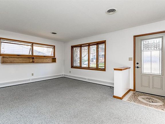 3rd image of 1326 Hertz Dr SE