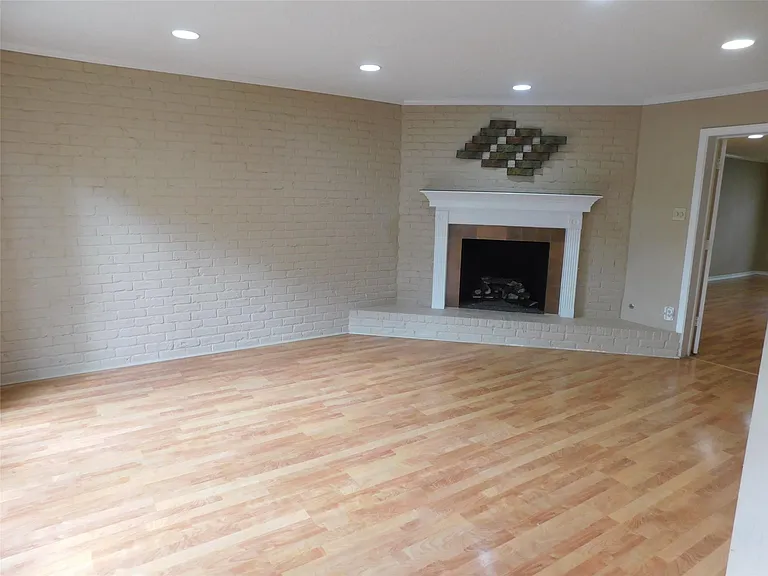 472 N Post Oak Ln — Photo 18