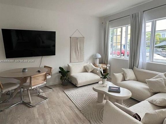 4th image of 810 7th St #28