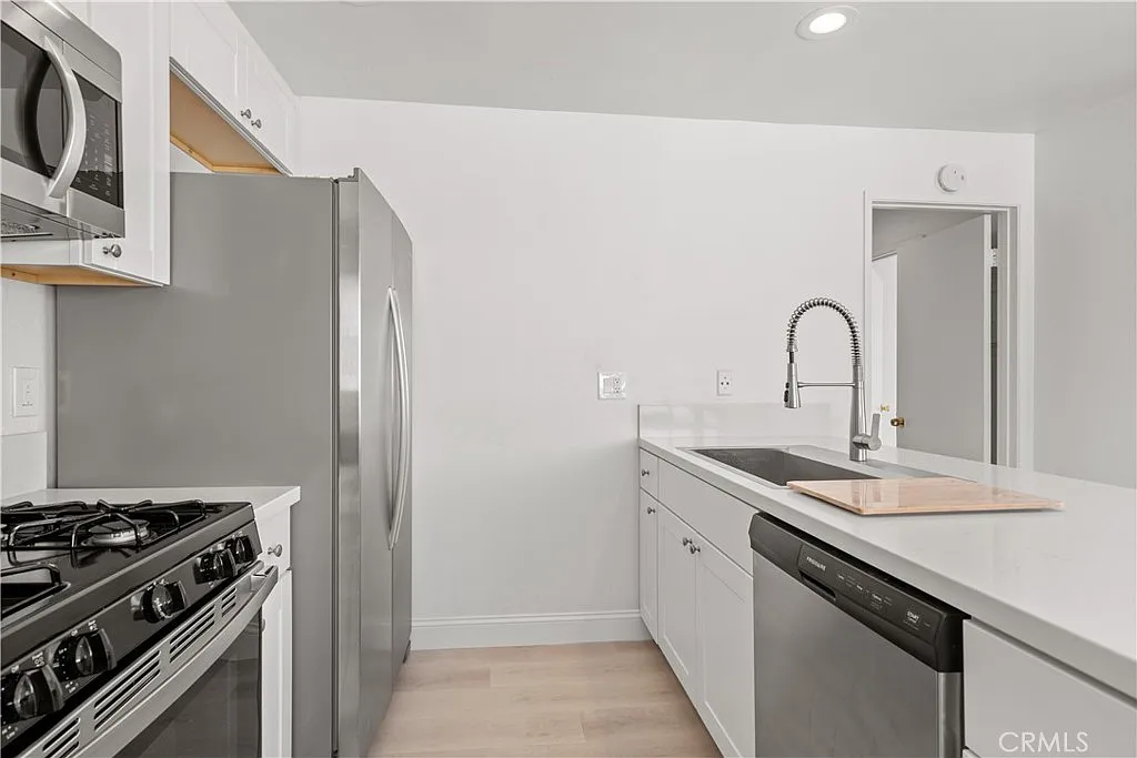 1 bed, 1.0 bath, 700 sqft, $2,300 — Photo 3