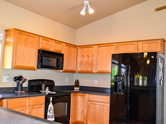 3rd image of 1061 N Arroya