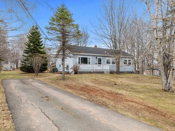 16 Oak Dr, Charlottetown, PE C1A 6T5