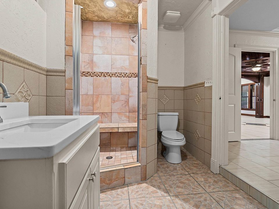 13th image of 104 E Franklin St