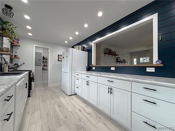 4th image of 79 Alys Dr E