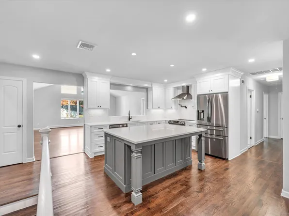 136 Lake Avenue, Trumbull, CT 06611