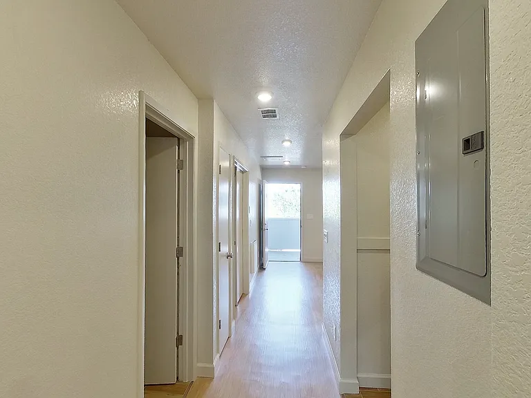 2437 Piedmont Ave — Photo 12
