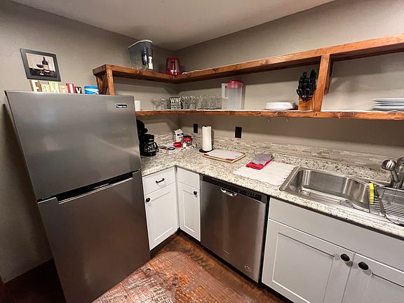 3rd image of 100 Laurel Circle Dr