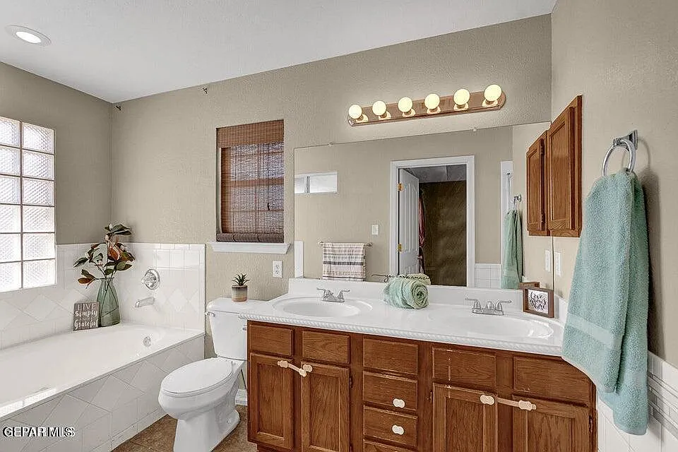 3 bed, 2.5 bath, 2239 sqft, $2,600 — Photo 4