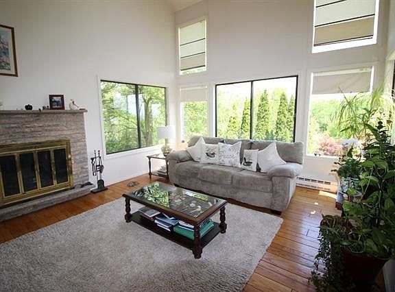 4th image of 72 Eleanor Dr