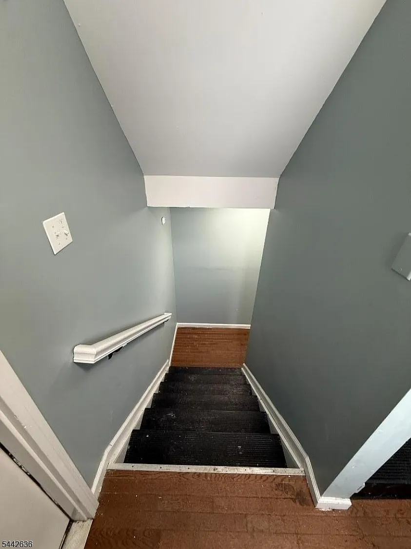 3 bed, 1.0 bath, $2,200 — Photo 2