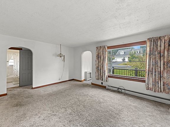 5th image of 136 Ash St