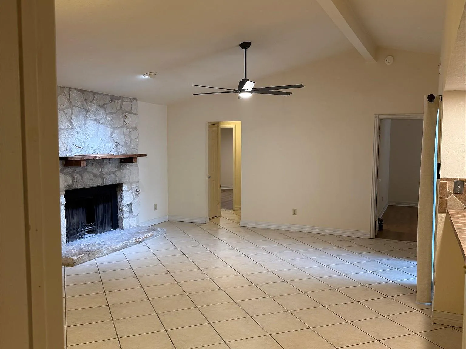3 bed, 2.0 bath, 3016 sqft, $2,000 — Photo 3