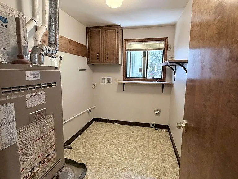 2525 Crestview Dr S — Photo 13