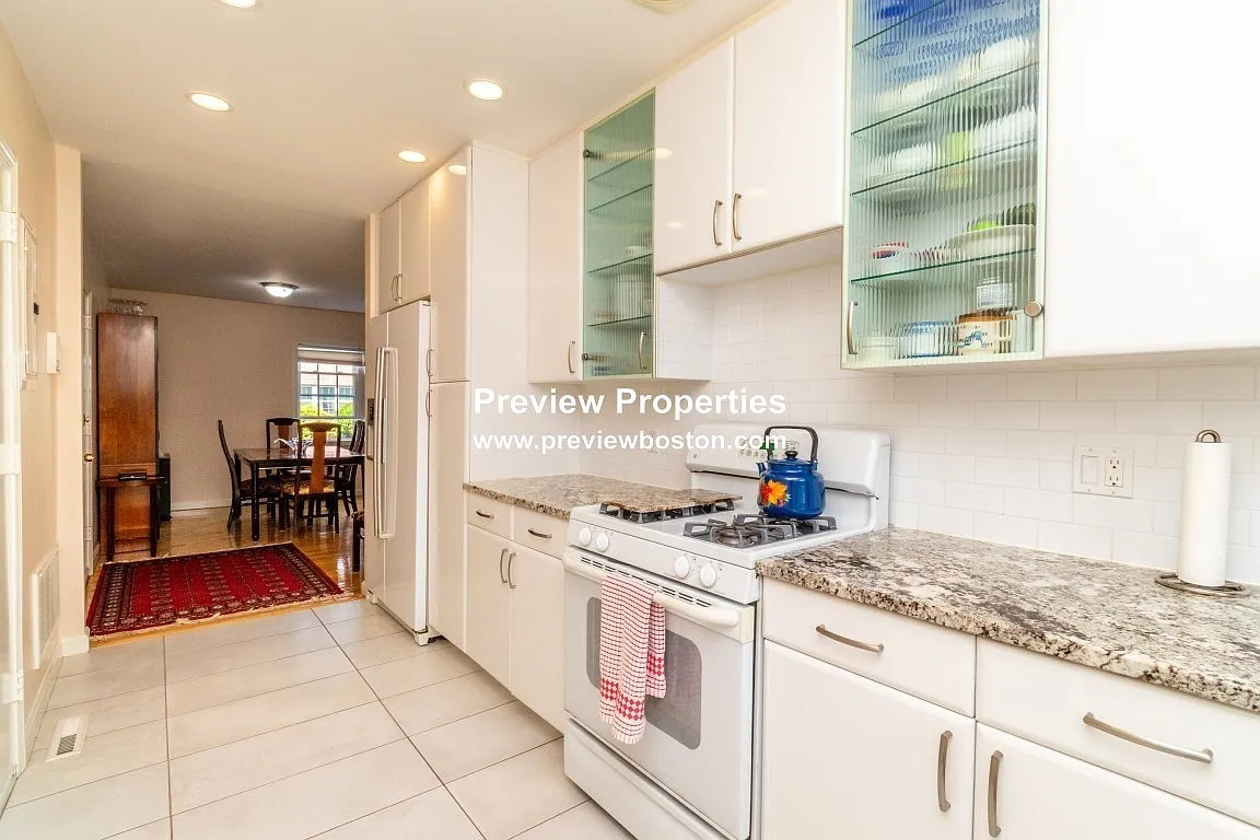 2 bed, 821 sqft, $2,595 — Photo 2