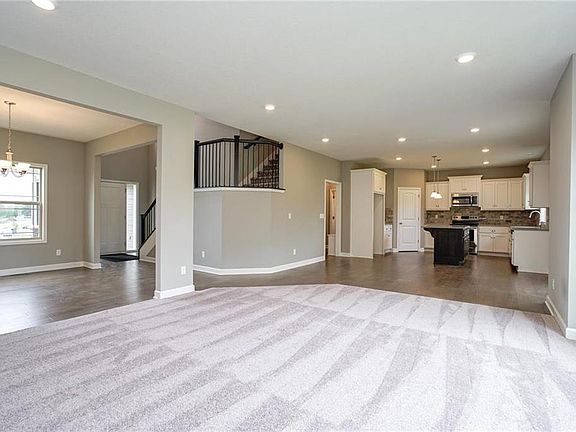 5th image of 113 SE Water Garden Ct