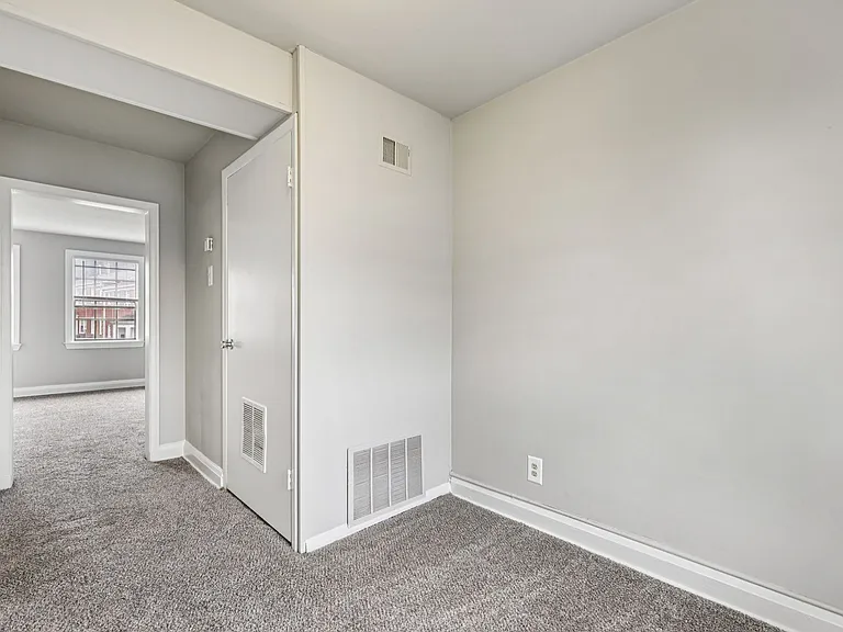 Oaklee Village Apartments — Photo 28