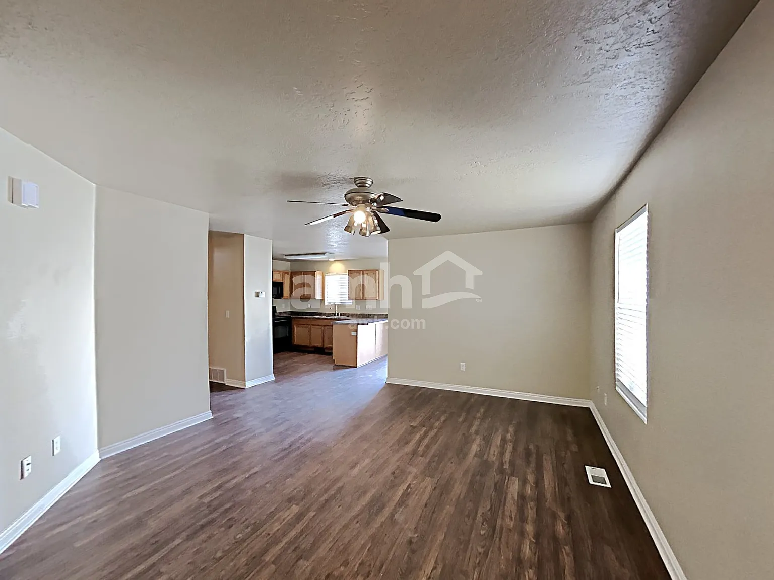 4 bed, 2.5 bath, 2592 sqft, $2,320 — Photo 4