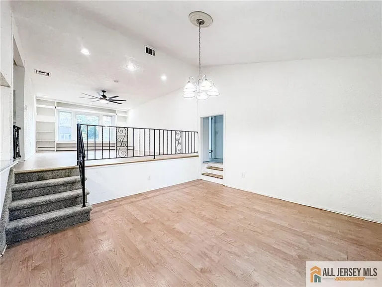 742 Grove Ave — Photo 8