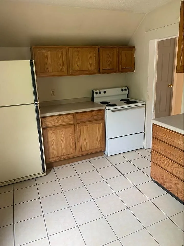 3 bed, 1.0 bath, 900 sqft, $445 — Photo 3