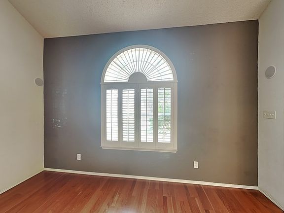 3rd image of 2752 Yoakum St