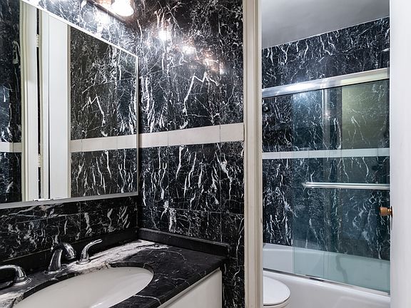 5th image of 300 E 40th St #21VX