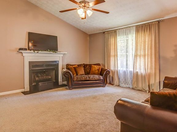 2nd image of 1104 Plantation Dr SE