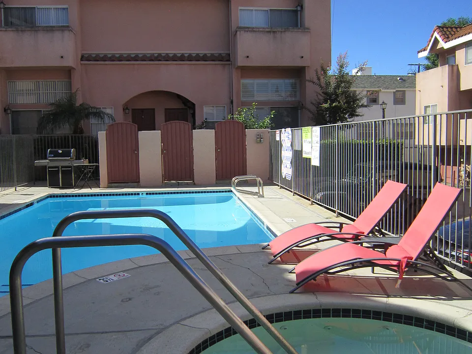 7320 Balboa Blvd #107