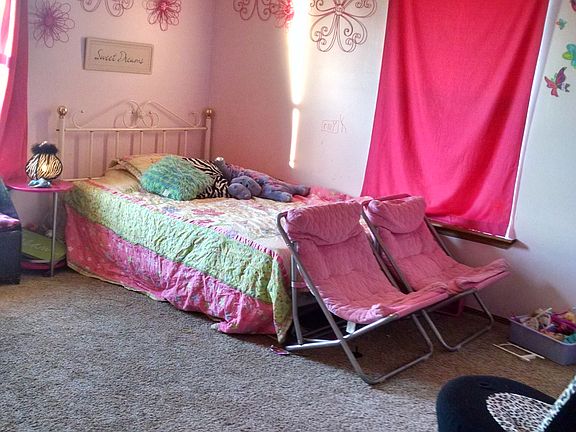 Bedroom has walk in closet 