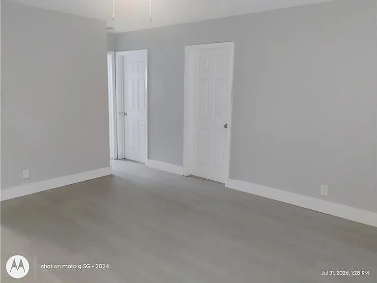 26 SW 6th St #2 — Photo 8