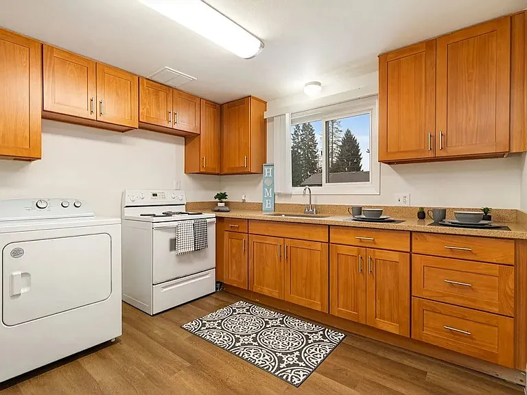Cherry Creek Apartments — Photo 9