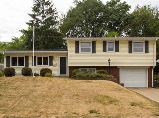 1612 Monterey Ct, Bettendorf, IA 52722