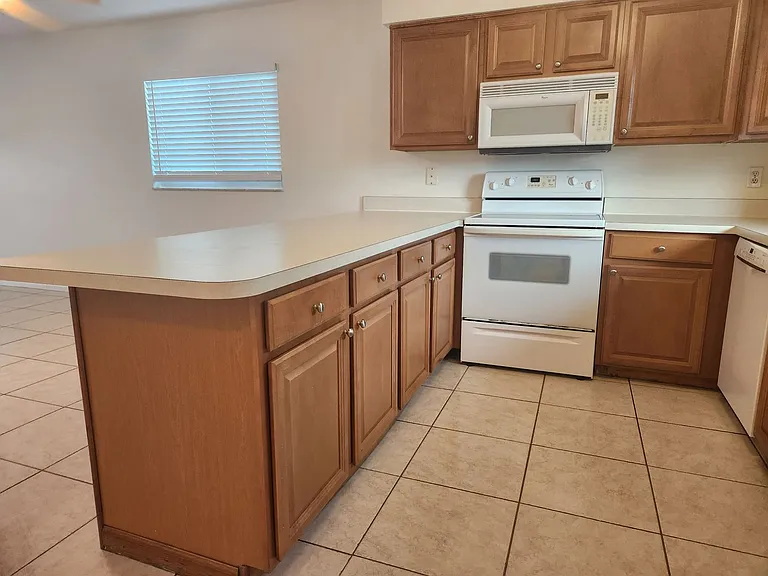 1623 SW Santa Barbara Pl — Photo 5