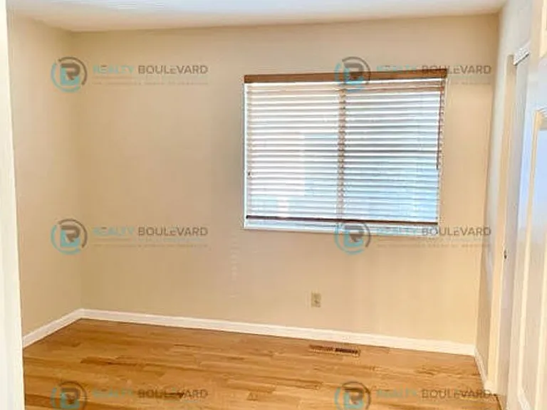 6073 Torrington Dr — Photo 17